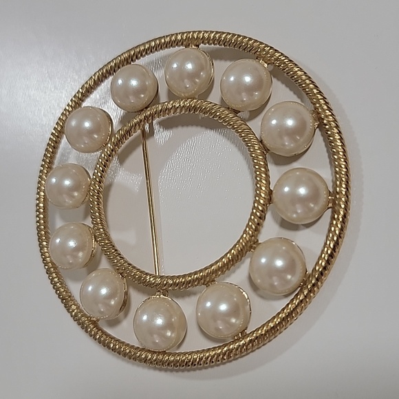 Authentic Excellent Condition Givenchy Pearl Gold Tone Pin Brooch Paris New York - Picture 1 of 9